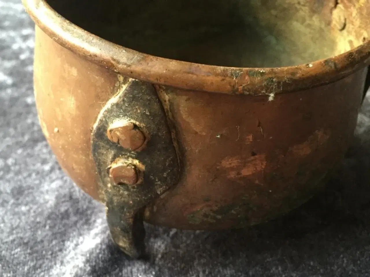 Billede 2 - Antik kobber skål med hank på tre ben