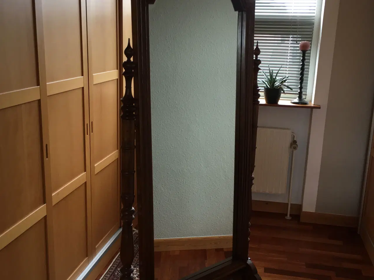 Billede 1 - Stort spejl på fødder