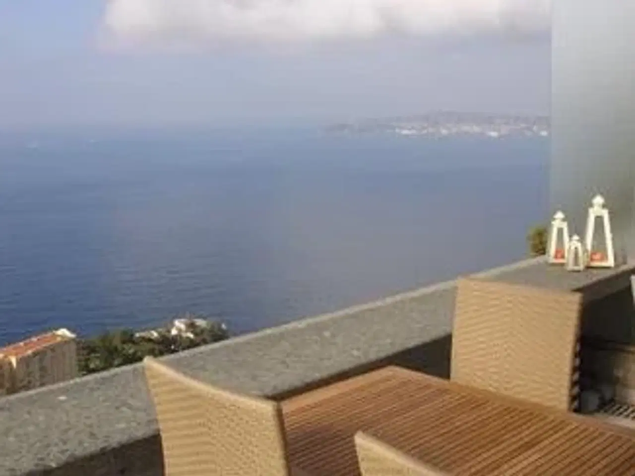 Billede 1 - Super ferielejlighed for 4 personer beliggende i Cap d Ail mellem Nice og Monaco. Stor balkon med markise. Højt og ugenert beliggende i komplekset med 180 gr panoramaudsigt over Middelhavet. Soveværelse med skydedør til stuen, der har sovesofa til 2.