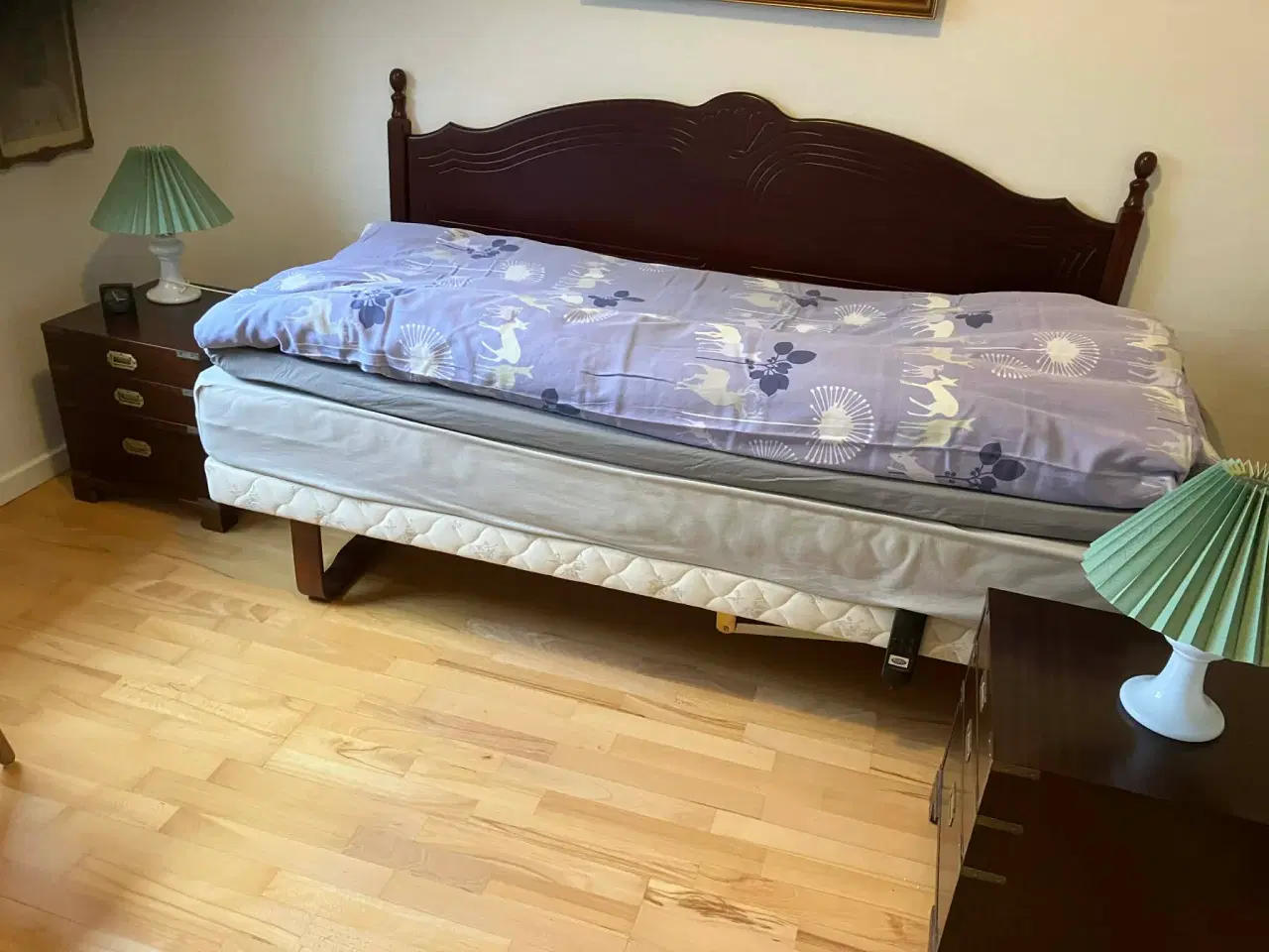 Billede 1 - Enkeltseng m/elevation i mørk træ.