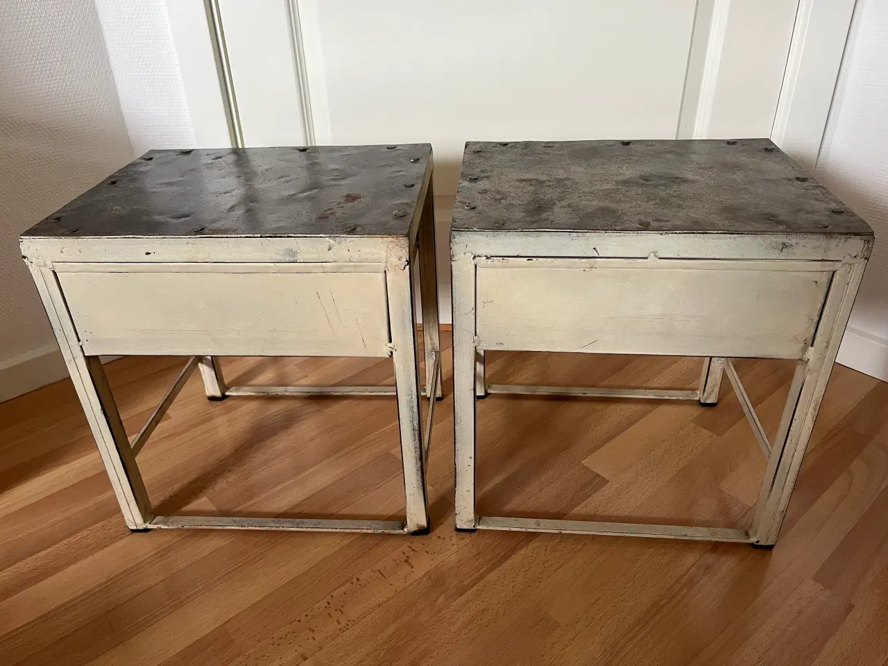 Billede 1 - Små franske metalborde med nitter