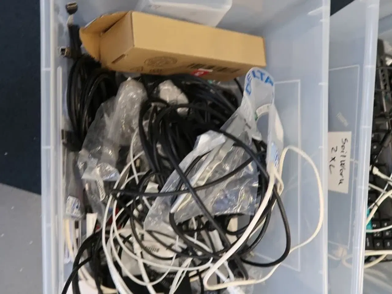 Billede 2 - 2 stk. kasser med div. Elektronik bl.a. 3 stk. dockstationer LENOVO