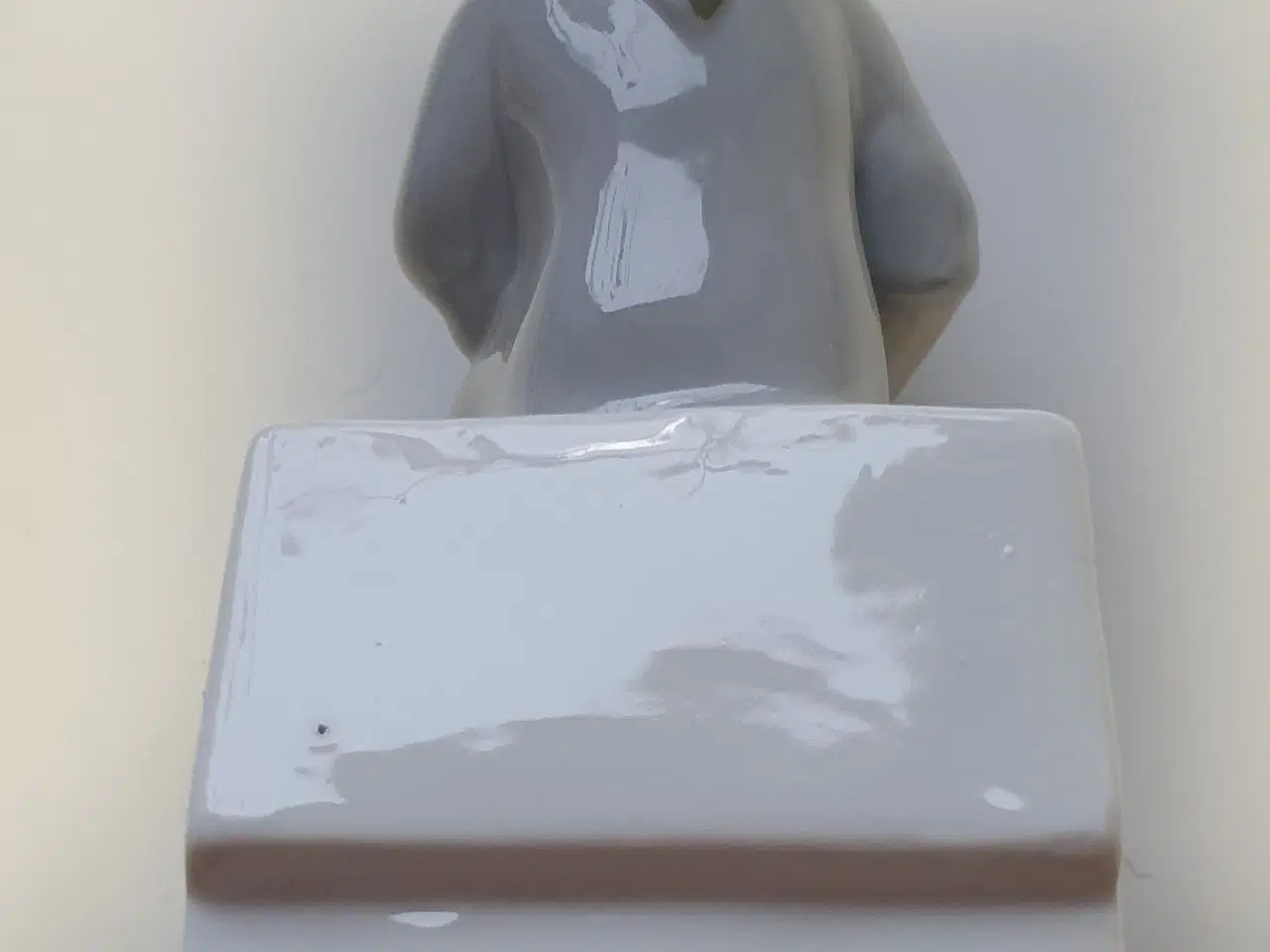 Billede 2 - Porcelænsfigur - Kvinde sidder på trappe barfodet