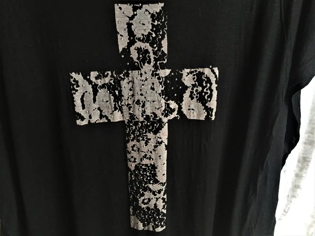 Billede 2 - 2 flotte bluser, begge med stort kors foran