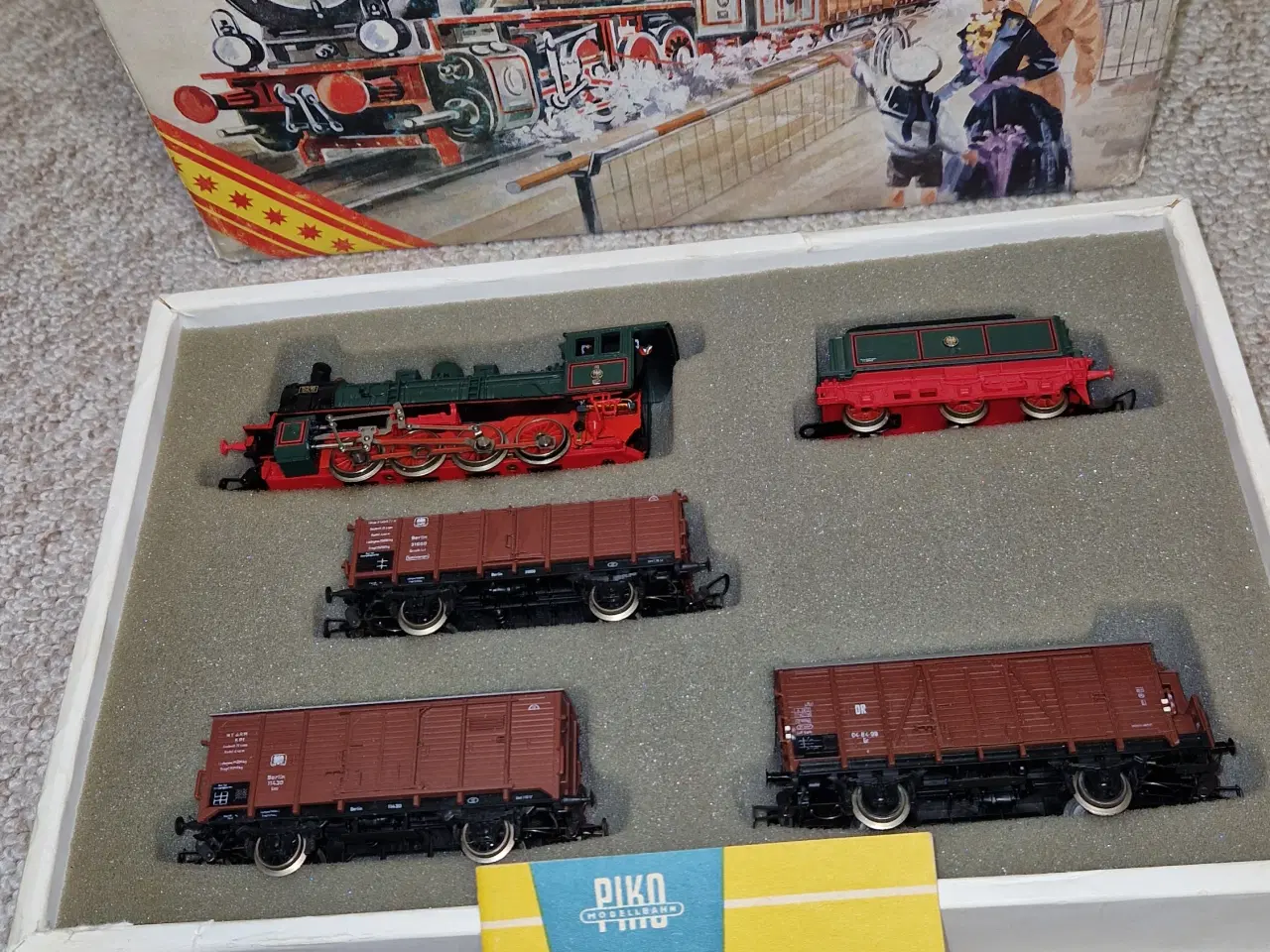 Billede 16 - Tog, huse og skinner