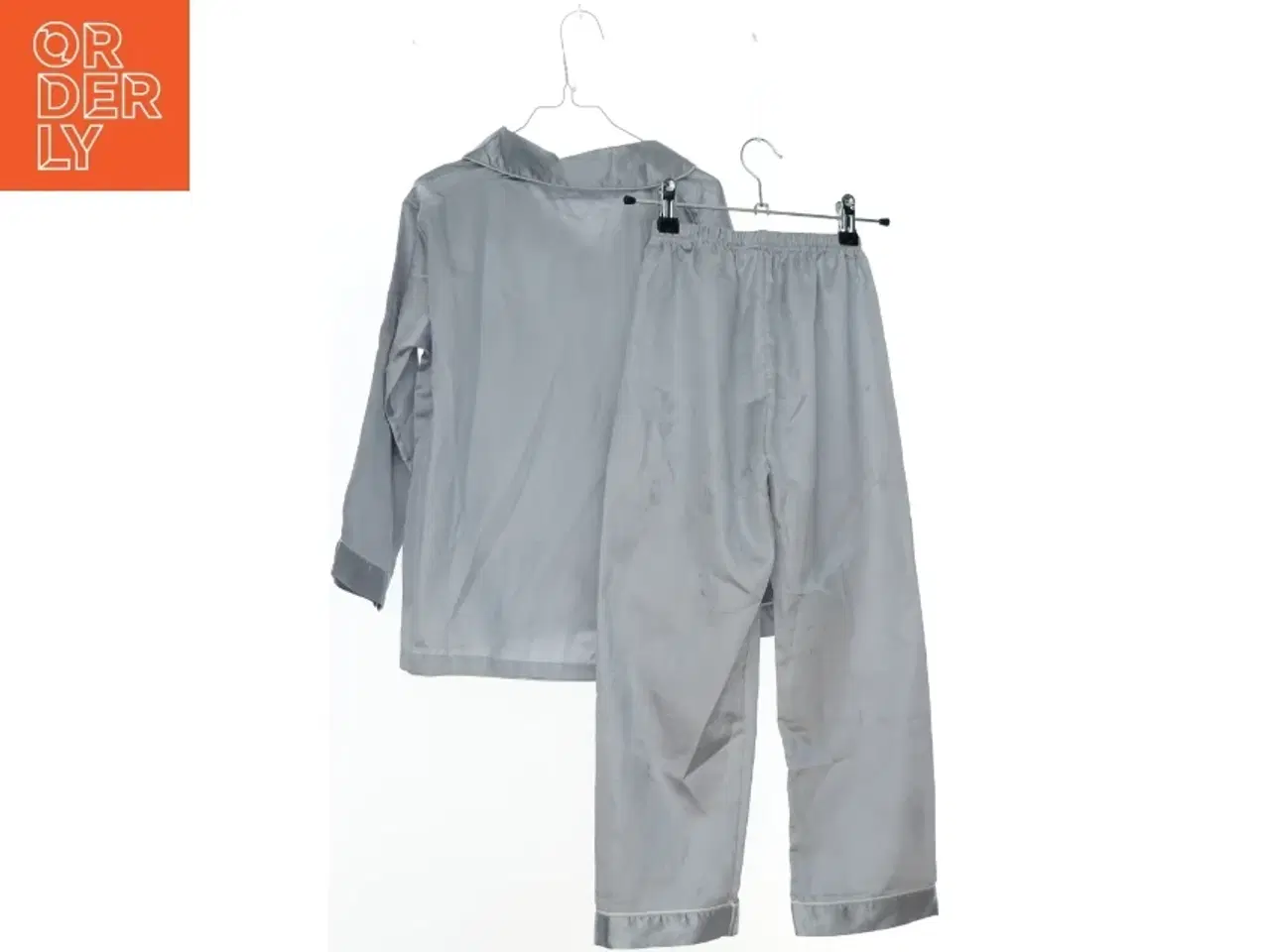 Billede 2 - Pyjamas i satin (str. 152)
