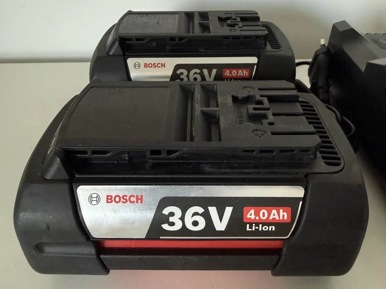 Billede 2 - 2 X Bosch 36V 4,0 Ah batteri og lader.