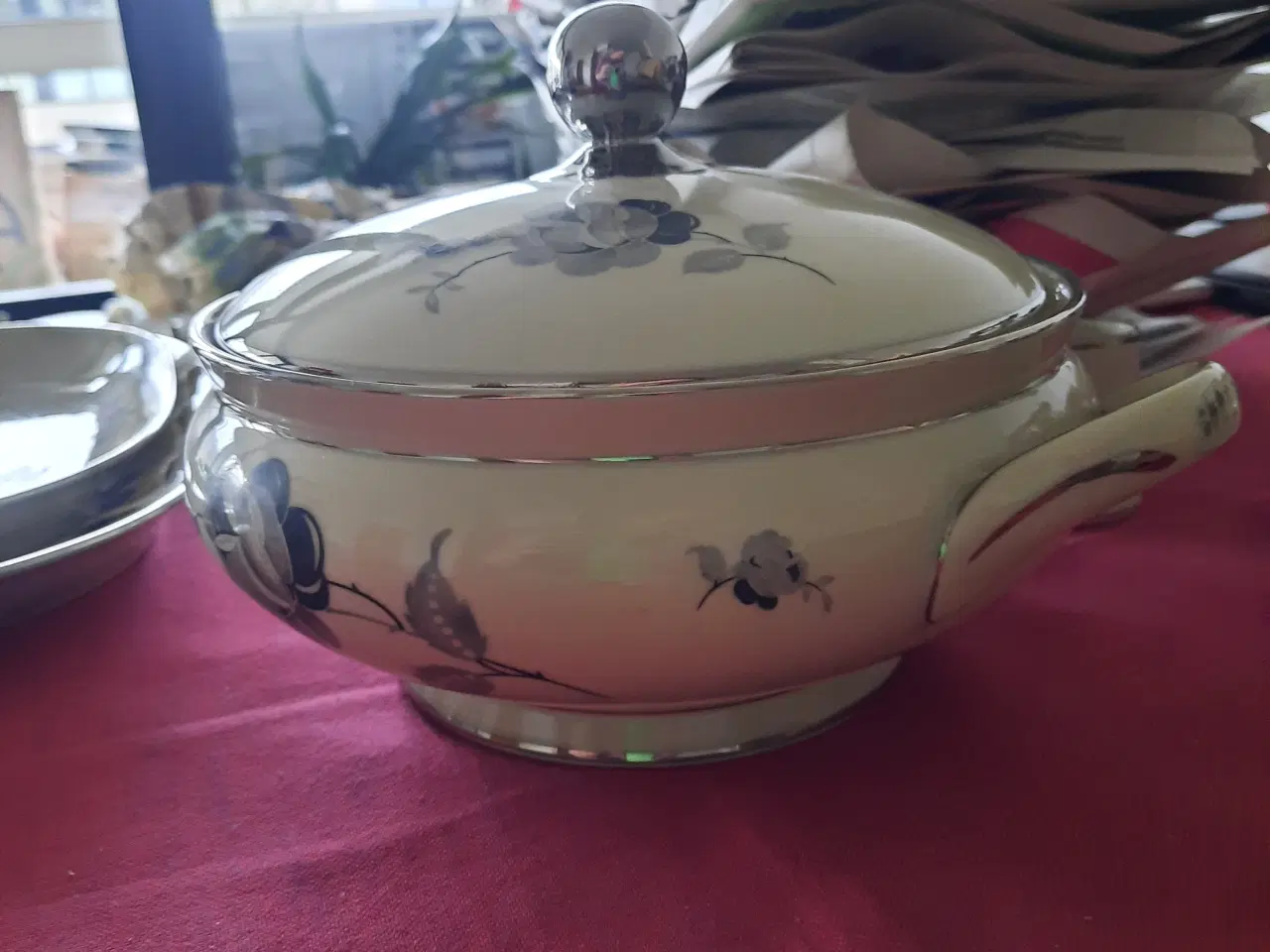 Billede 3 - Smukt spisestel med grå blomster