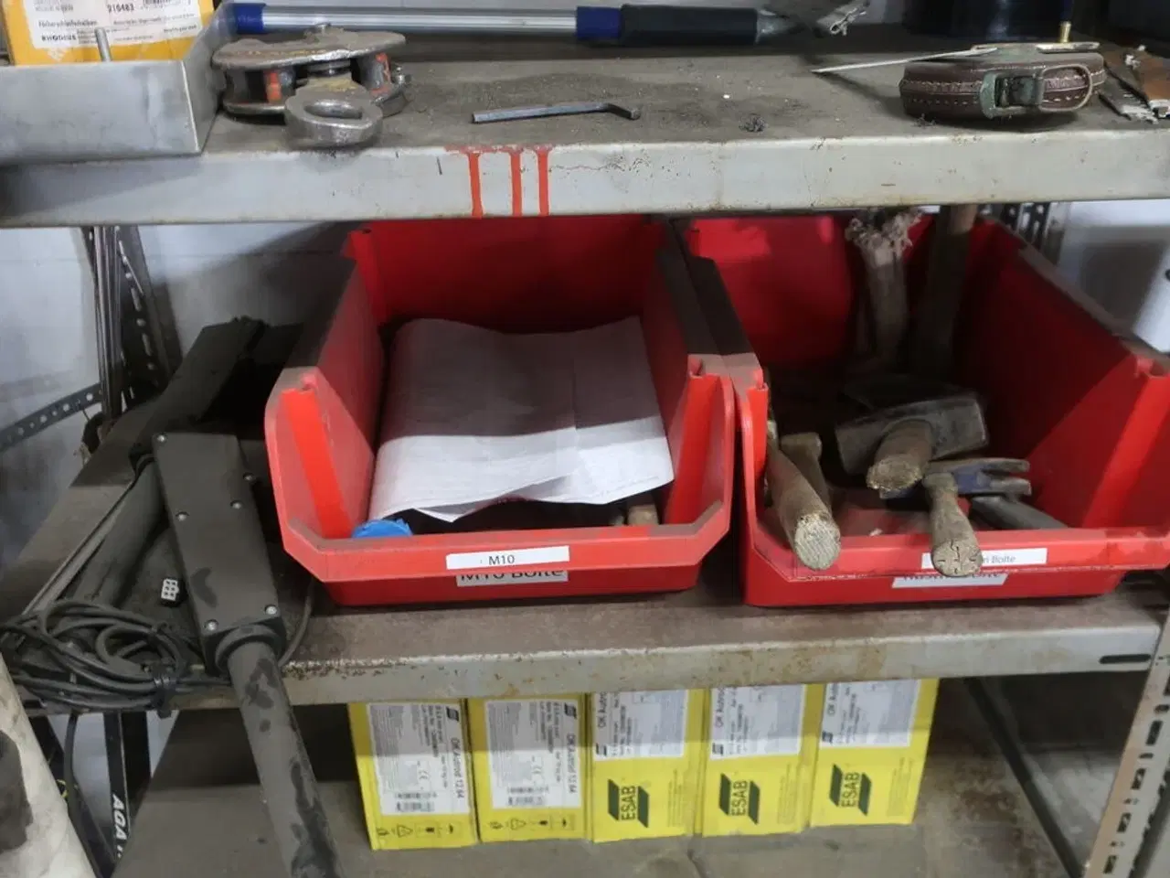 Billede 7 - 3 stk. lagerreoler med div. Værktøj, varelager, batterier m.m.