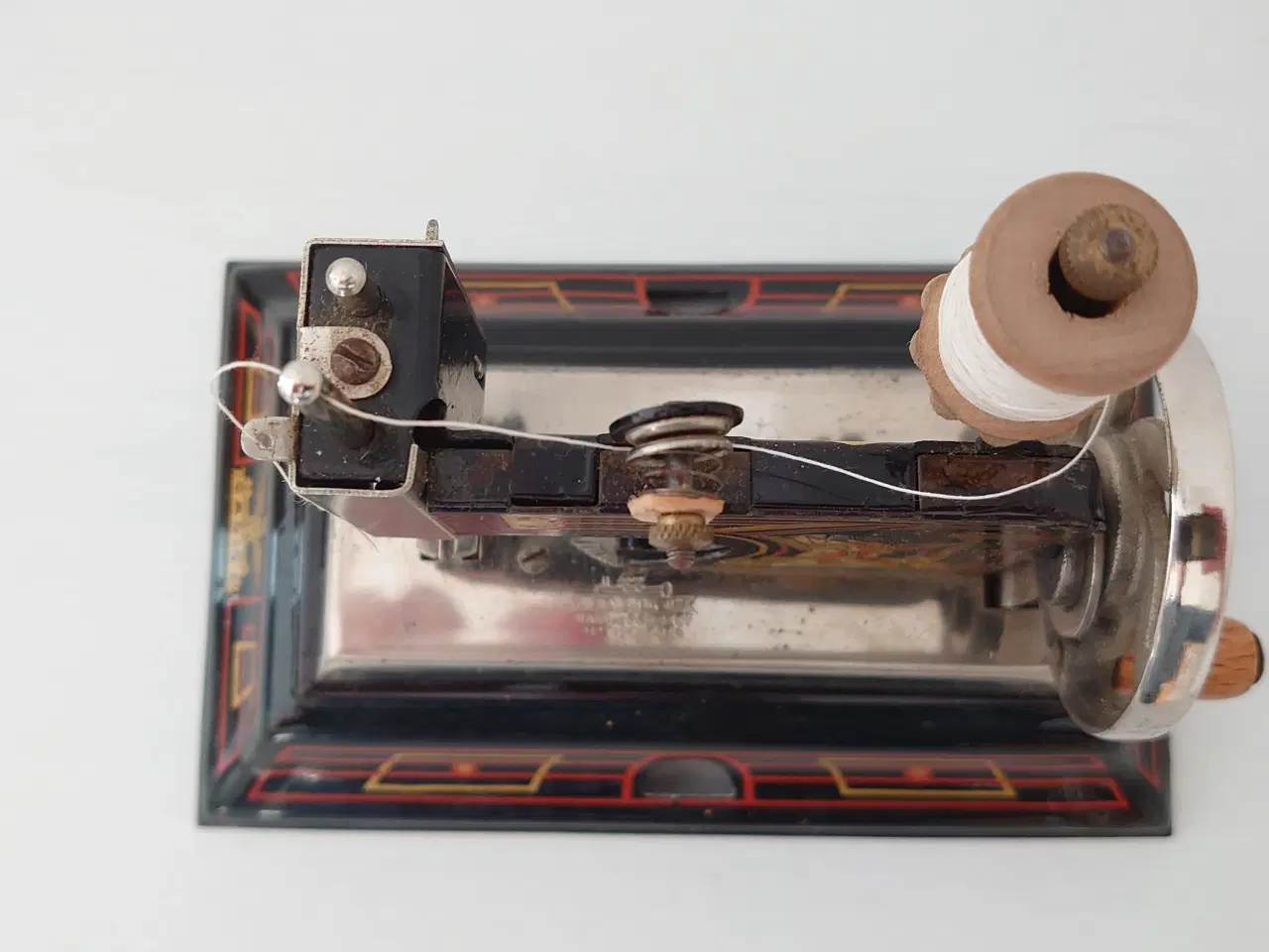 Billede 6 - Miniature symaskine i blik .Model Casige. Ca. 1945
