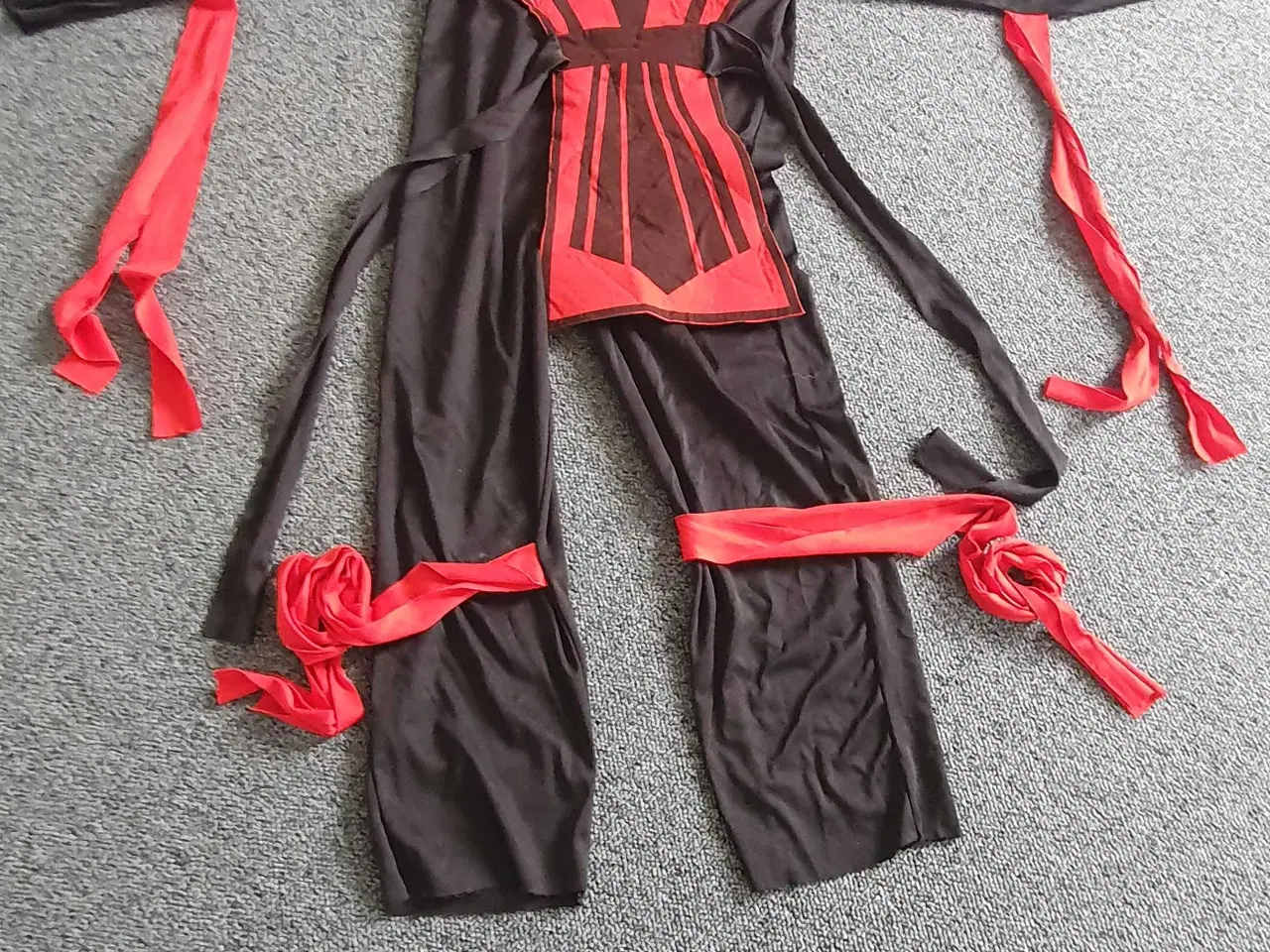 Billede 1 - Ninja dragt  str 140