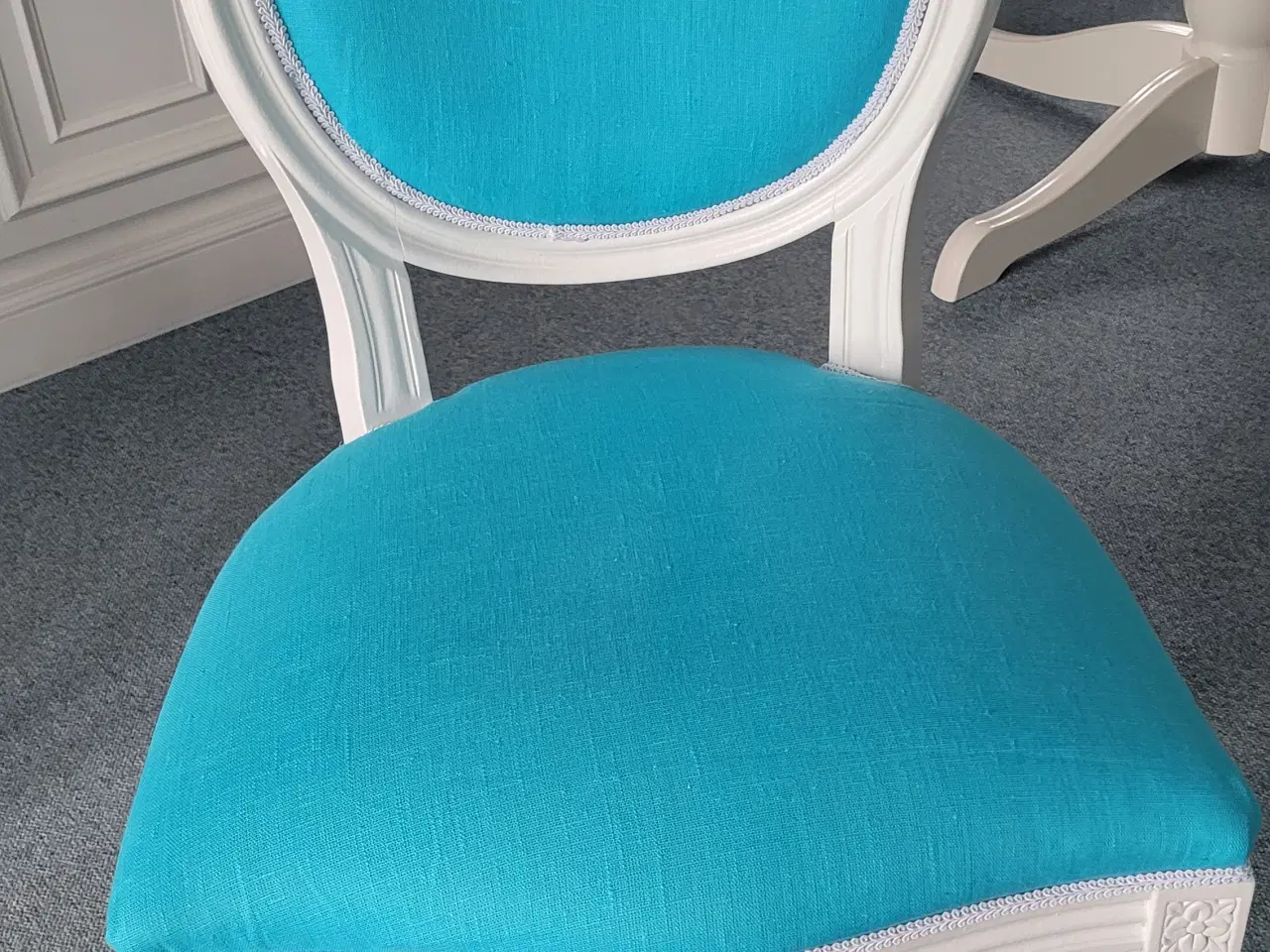 Billede 3 - Nyombetrukne hvide spisebordstole fra ILVA