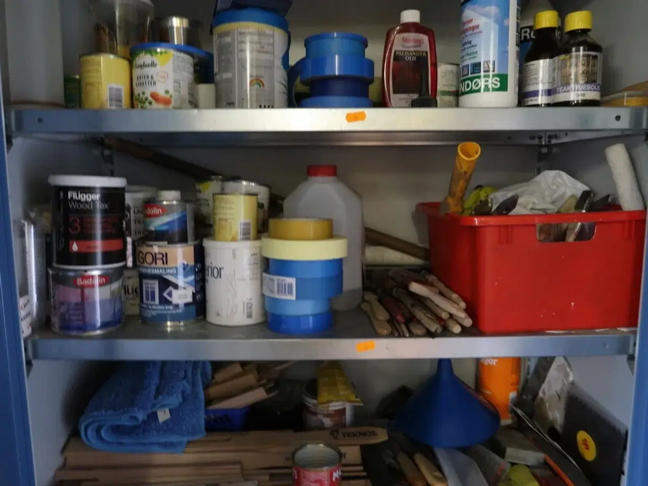 Billede 5 - Stålskab med div. Plejemidler, maling m.m.