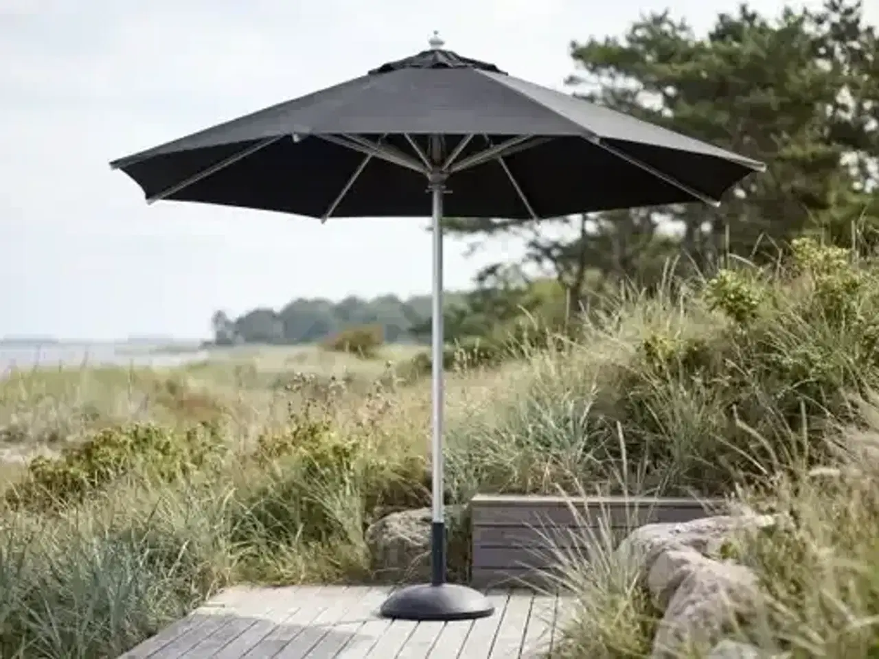 Billede 1 - Parasol Ø 3,3 meter i sort med børstet stål stang