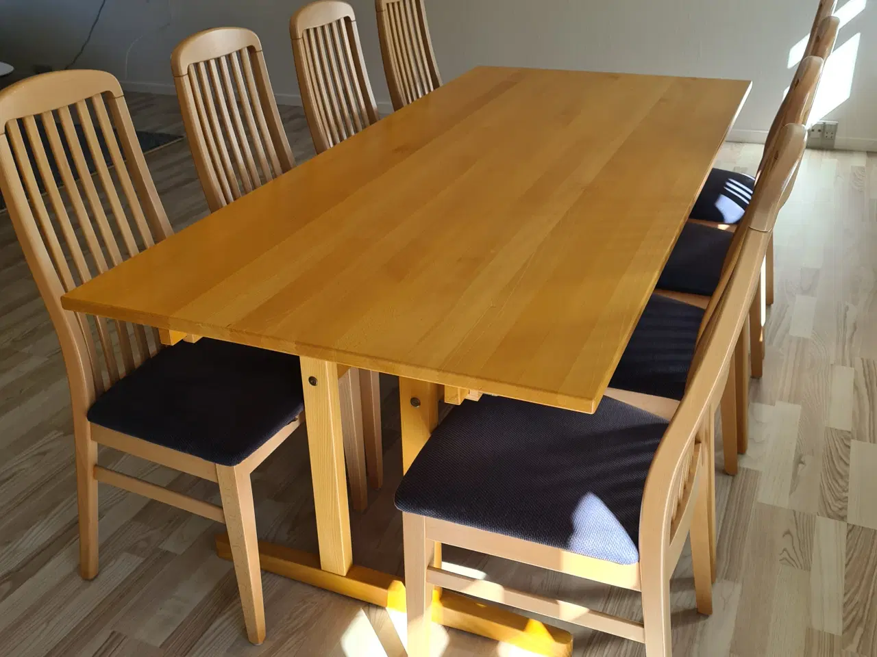Billede 3 - Lakeret bøg bord og 8 stole
