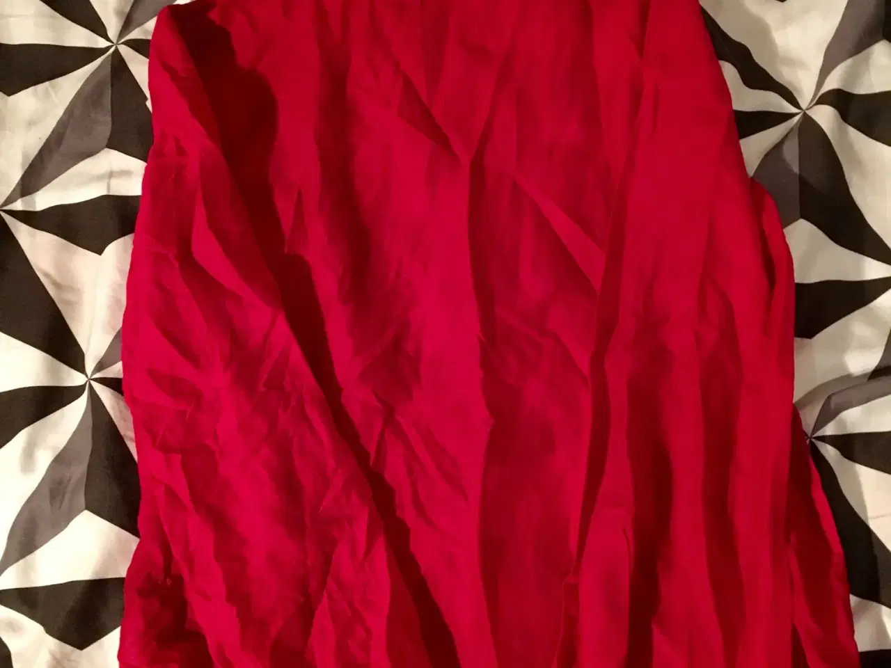 Billede 4 - Ubrugt rød bluse til salg