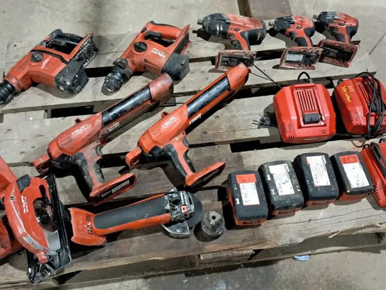 Billede 1 - Hilti En palle med værktøj