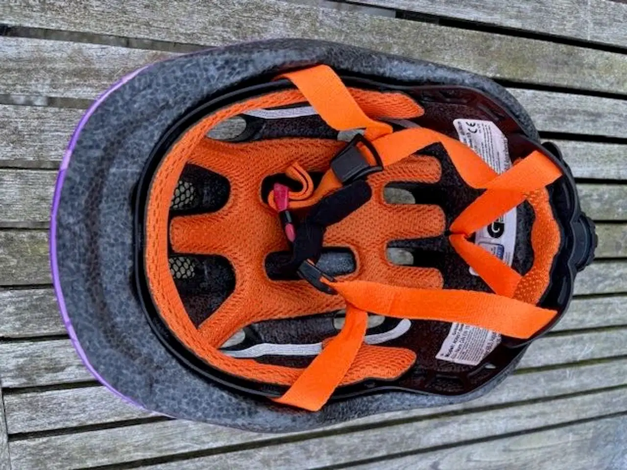 Billede 7 - Hamax Kiss cykelstol med 2 beslag og cykelhjelm