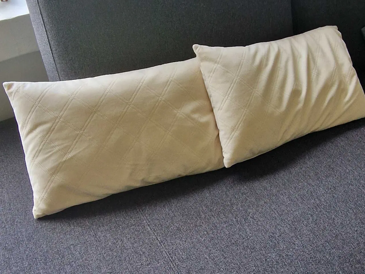 Billede 1 - Pyntepuder 2 stk, 25 x 45 cm