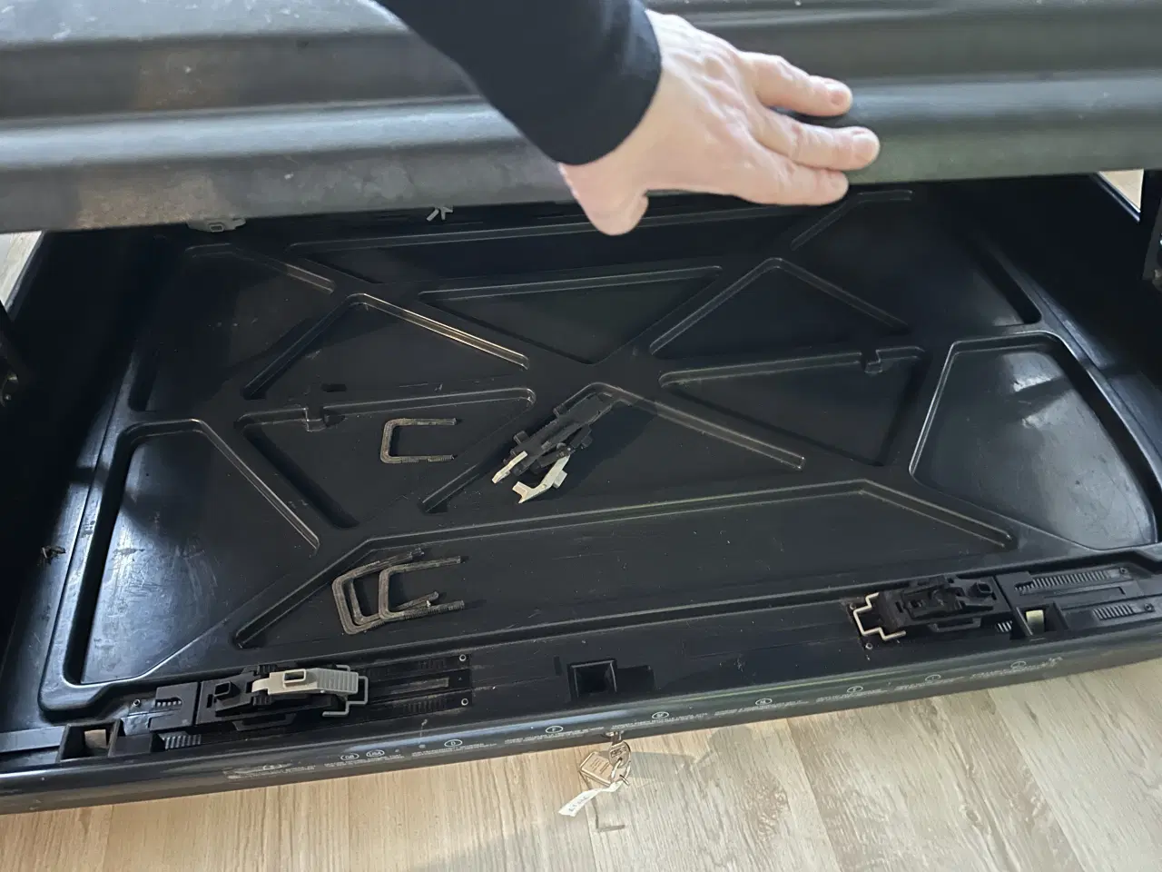 Billede 4 - Thule tagboks i sort sælges