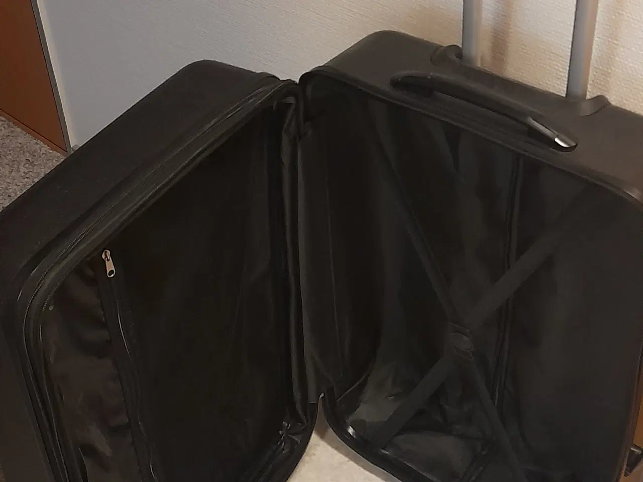 Billede 1 - Sort kuffert på hjul og teleskophåndtag