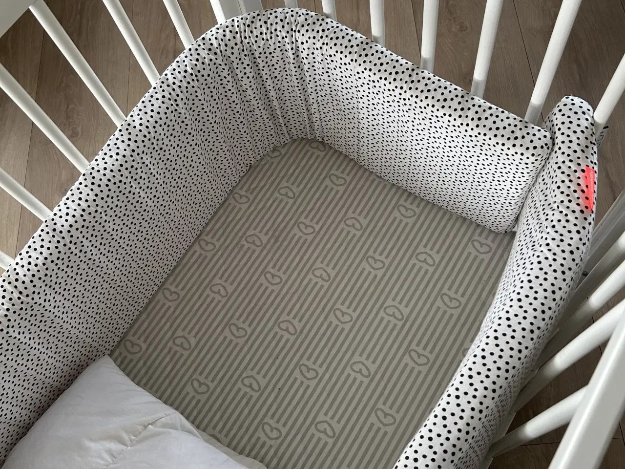 Billede 8 -  Hvid tremmeseng