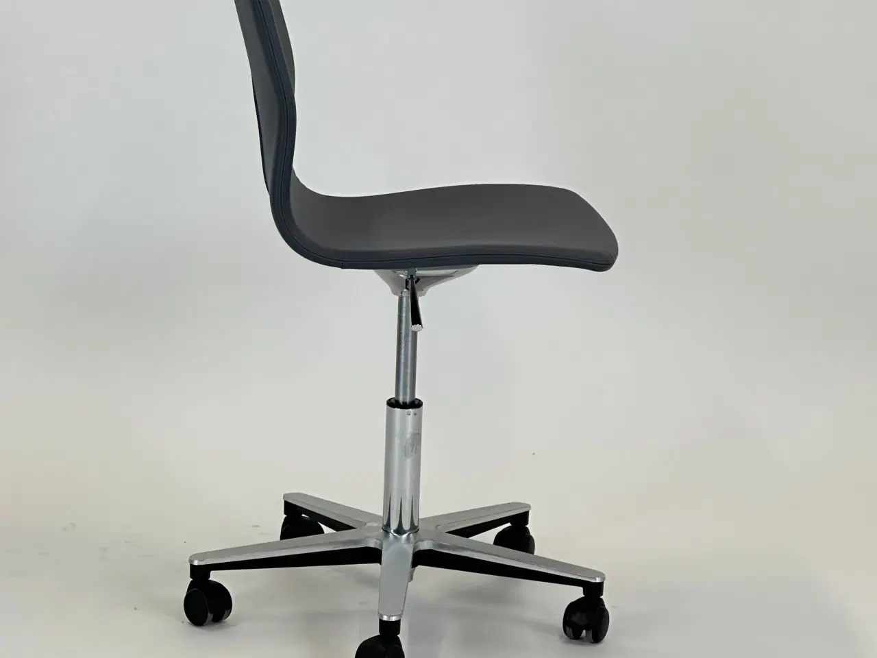 Billede 6 - Butterfly swivel fra Magnus Olesen (Grå kunstlæder)
