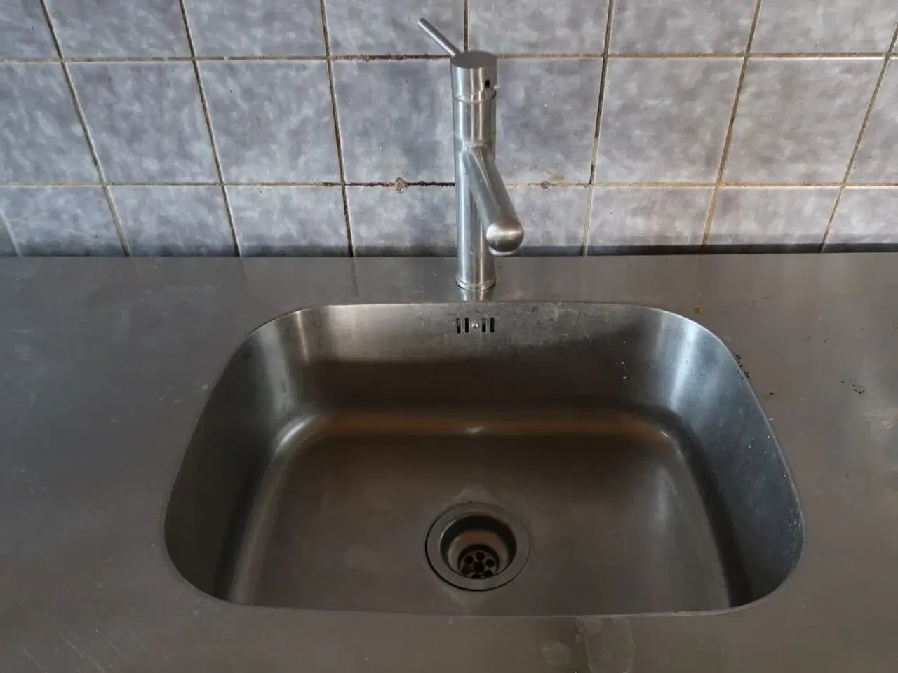 Billede 2 - Væghængt stålbord med vask
