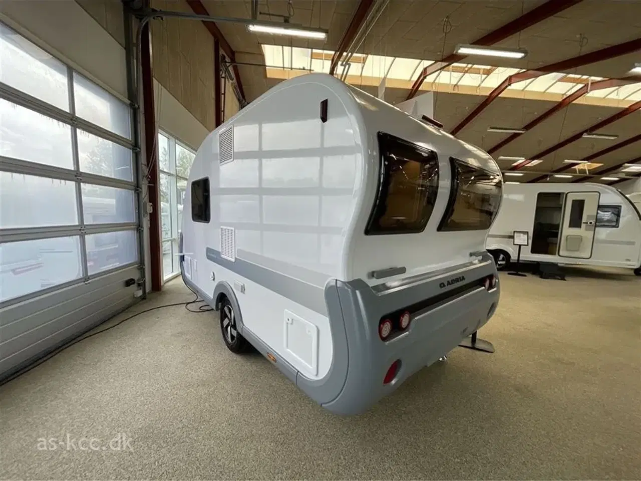 Billede 3 - 2026 - Adria Action 391 LH   Adria Action 391 LH Classic årg. 2026  Generation 2 ny ude og inde. Denne vogn er med soundbar.