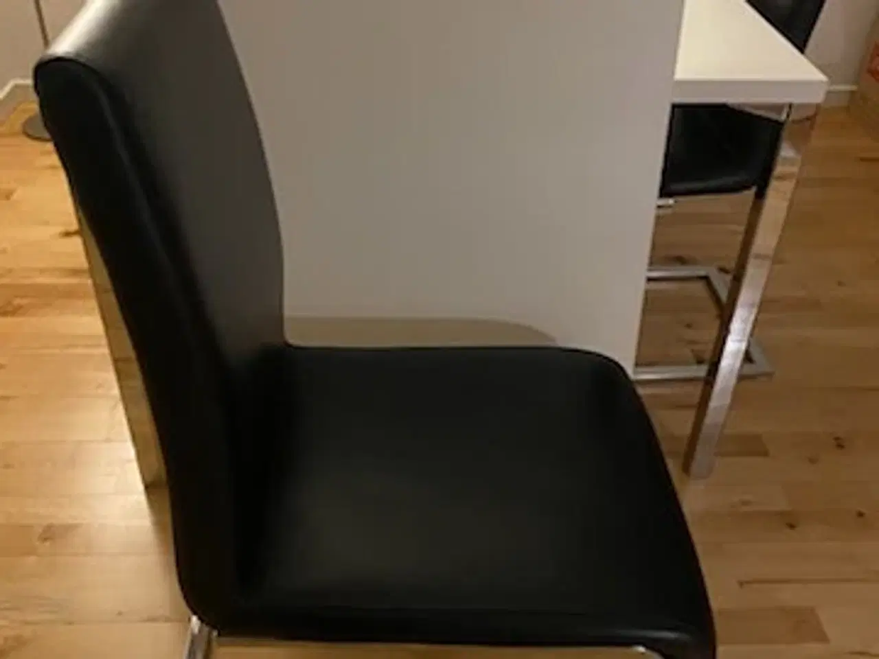 Billede 2 - Spisebord med stole 