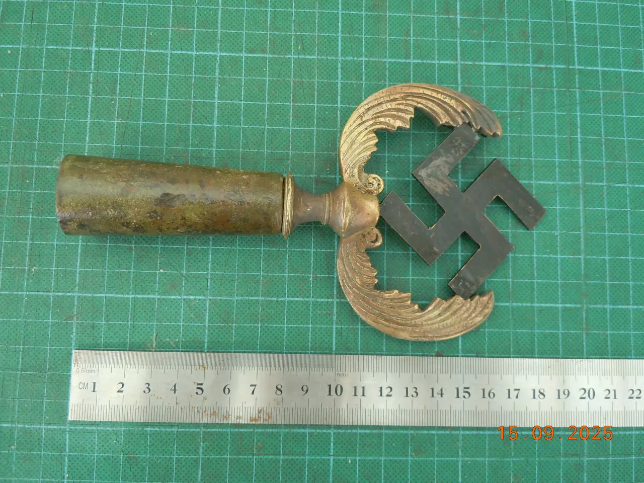 Billede 4 - Fanespids med svastika, bronze.