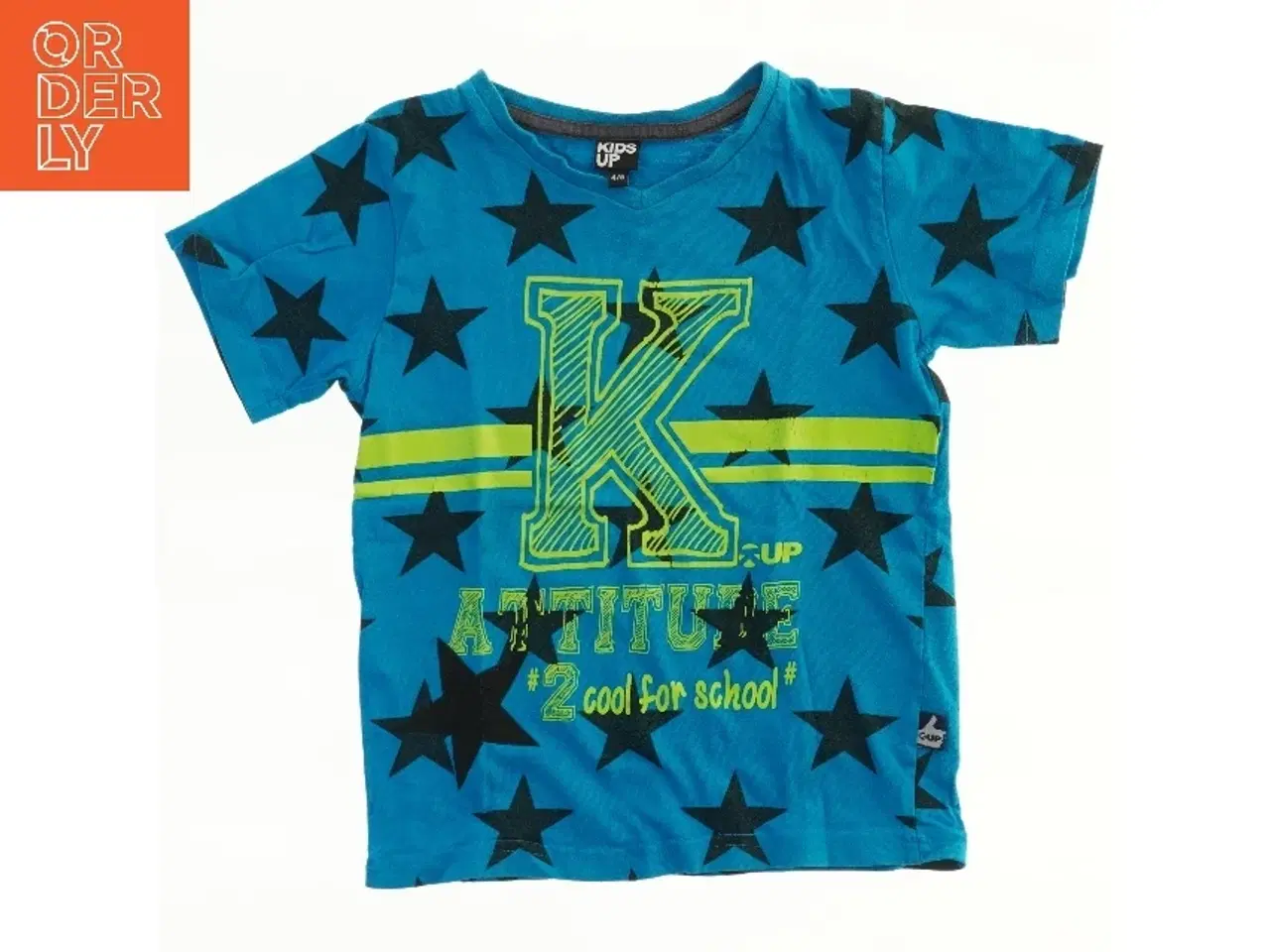 Billede 2 - Blå T-shirt med stjernemotiv og tekst fra Kids Up (str. 110)