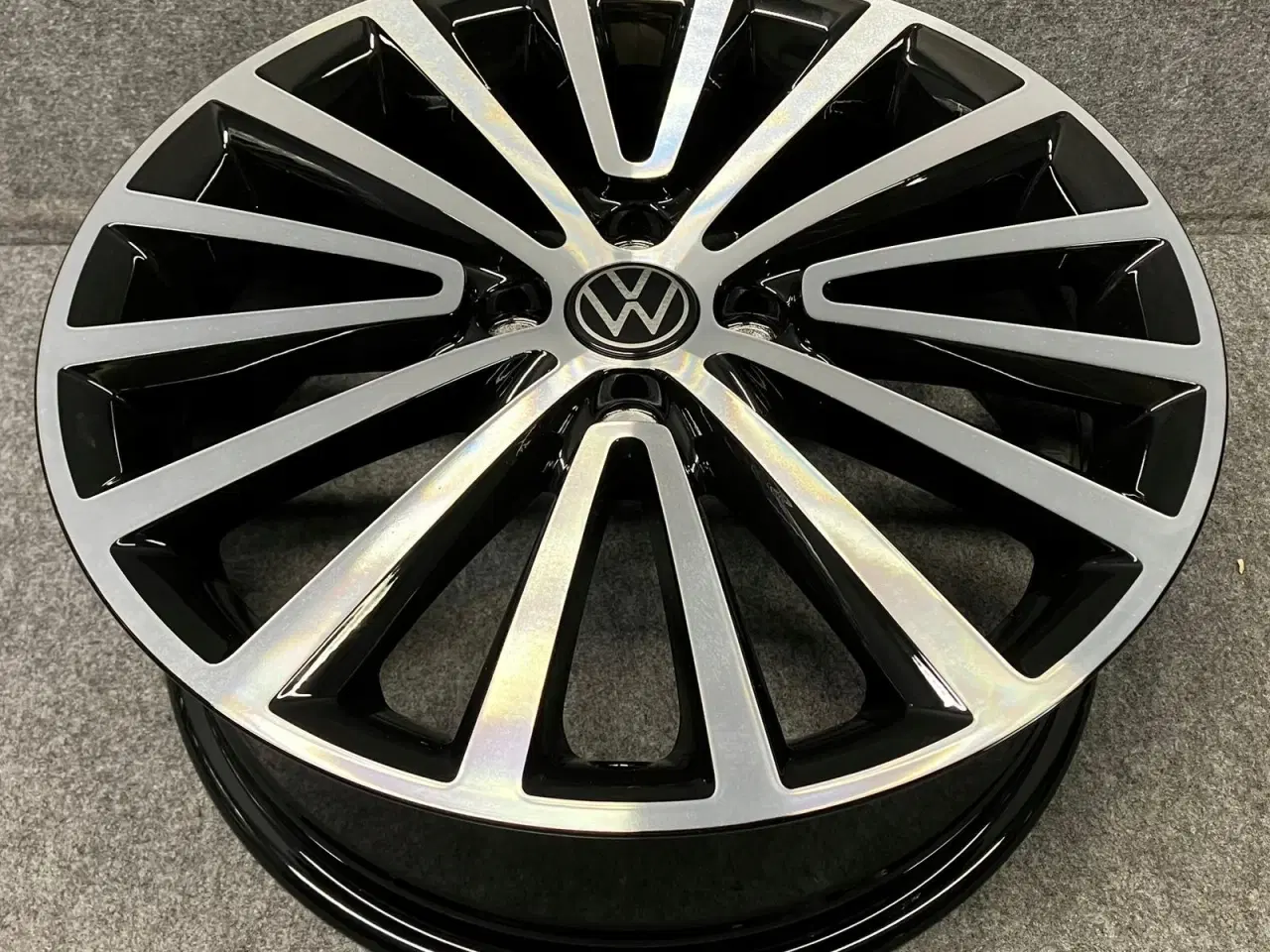 Billede 1 - ALUFÆLGE VW UP 1S0 POLYGON 17"