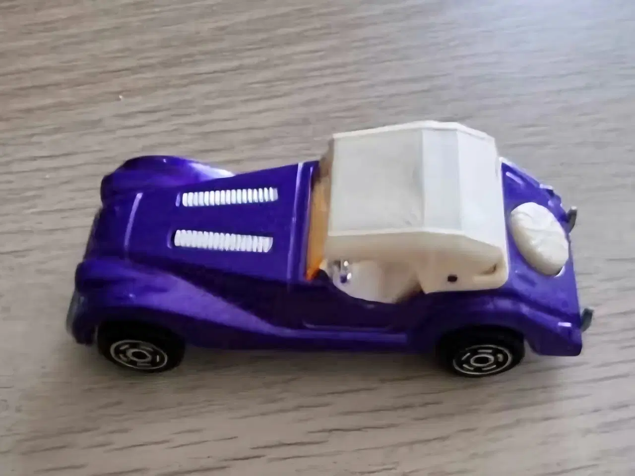 Billede 2 - Majorette legetøjsbil  no 261 Morgan lilla /hvid