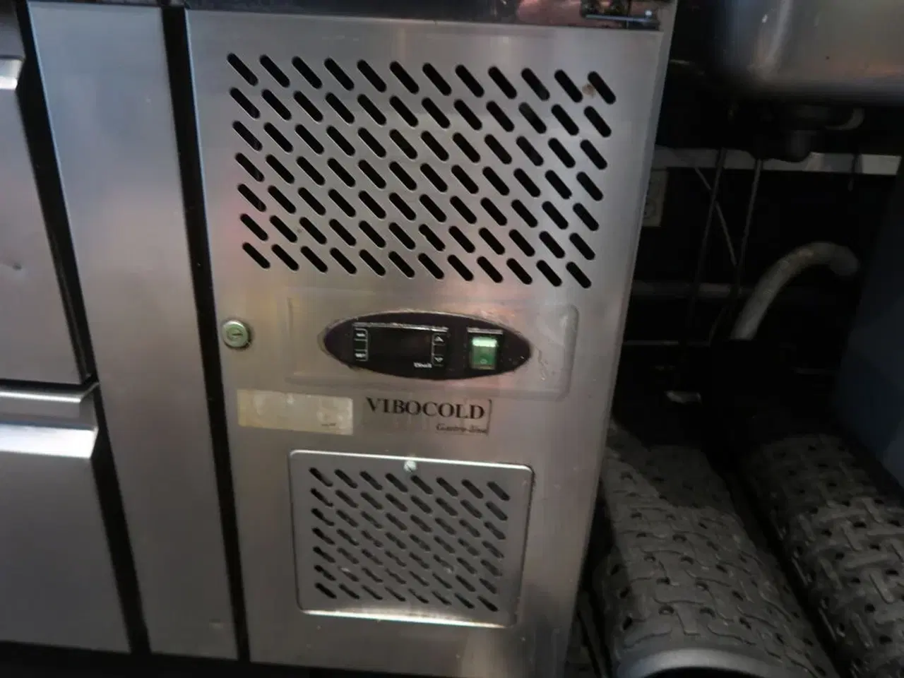 Billede 2 - Kølebord med 4 døre og bagkant - Tefcold CK7410 - 533 liter