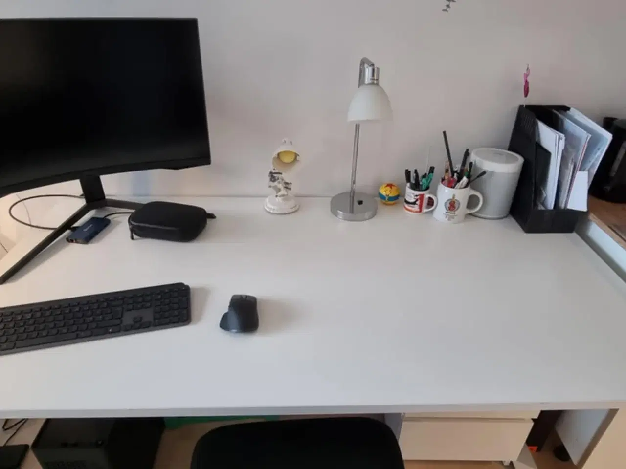 Billede 1 - Hvidt hæve-/sænkebord sælges billigt