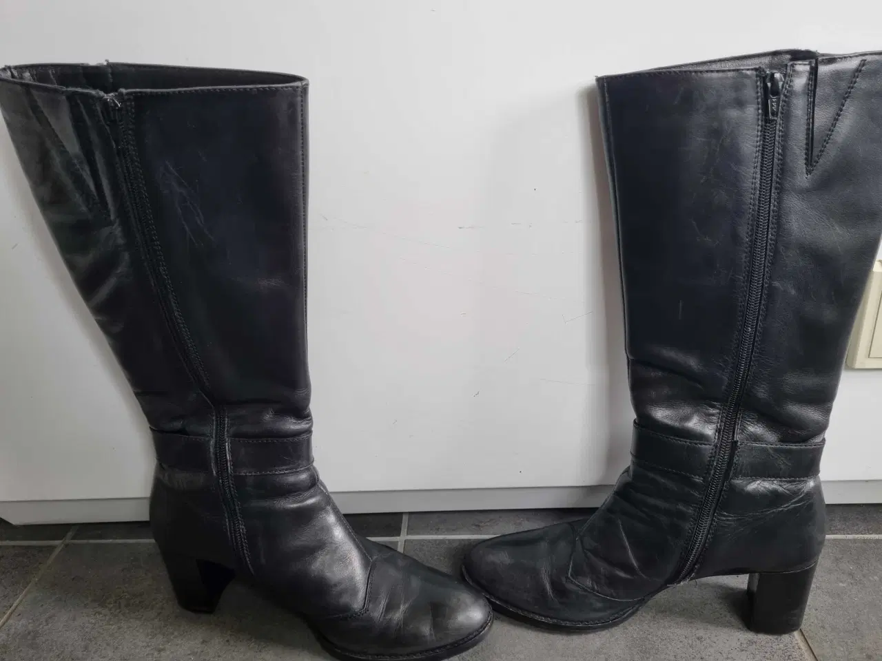 Billede 2 - Lange sorte skindstøvler str 40