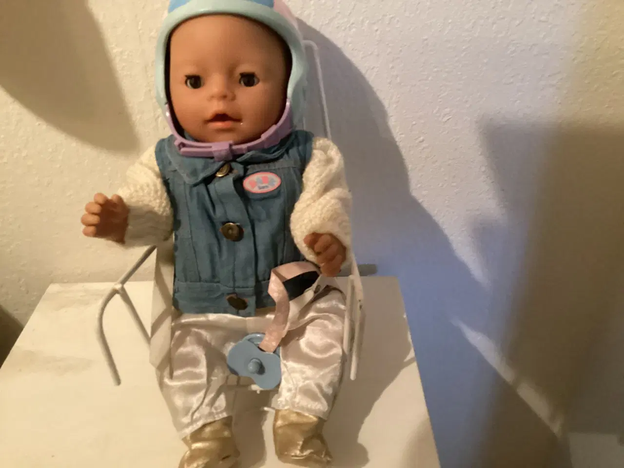 Billede 2 - Baby Born  dukke med cykelstol samt cykelhjelm 