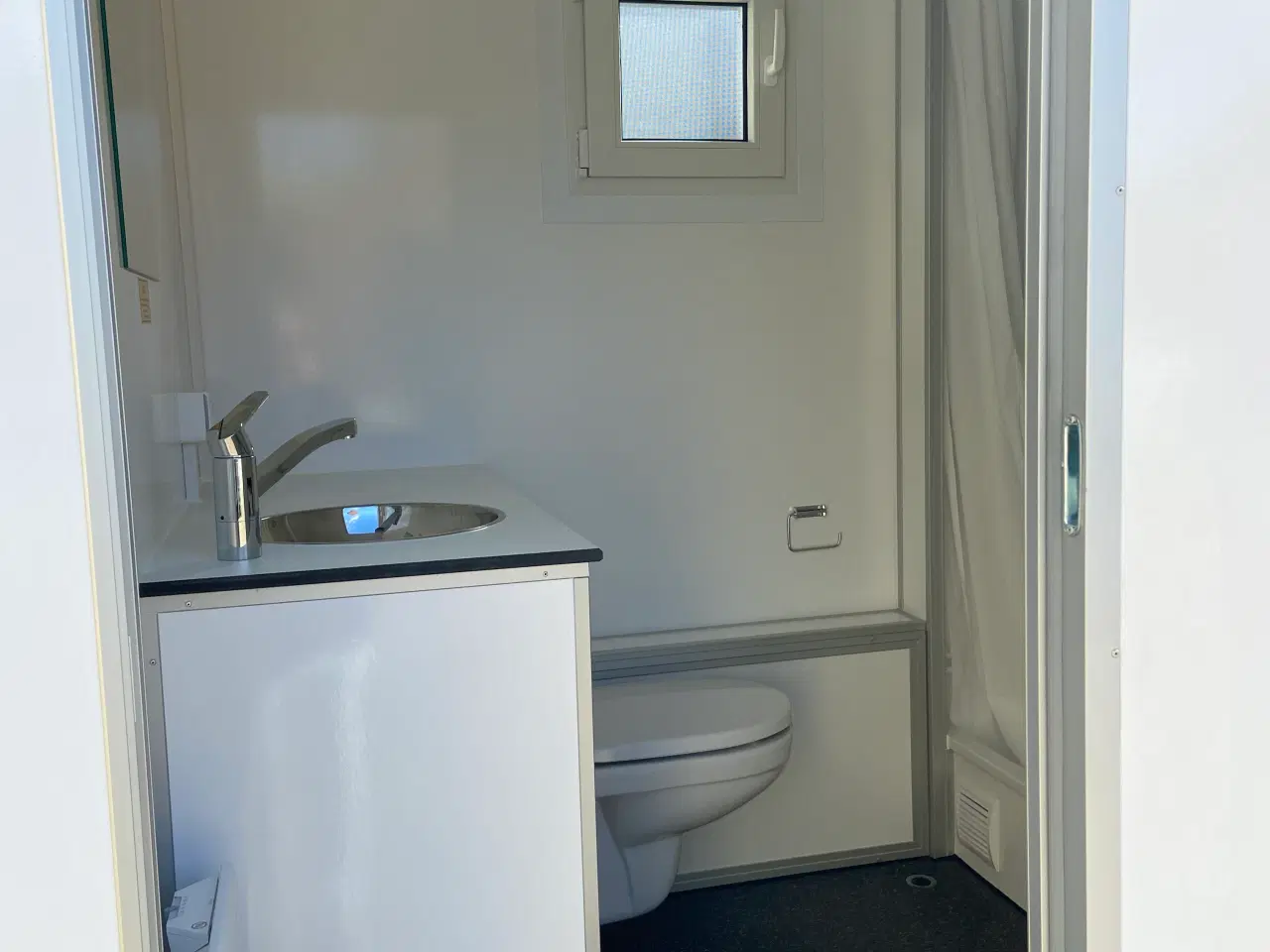 Billede 4 - Badmobil / Toiletvogn udlejes! Fra 700kr pr. Uge 