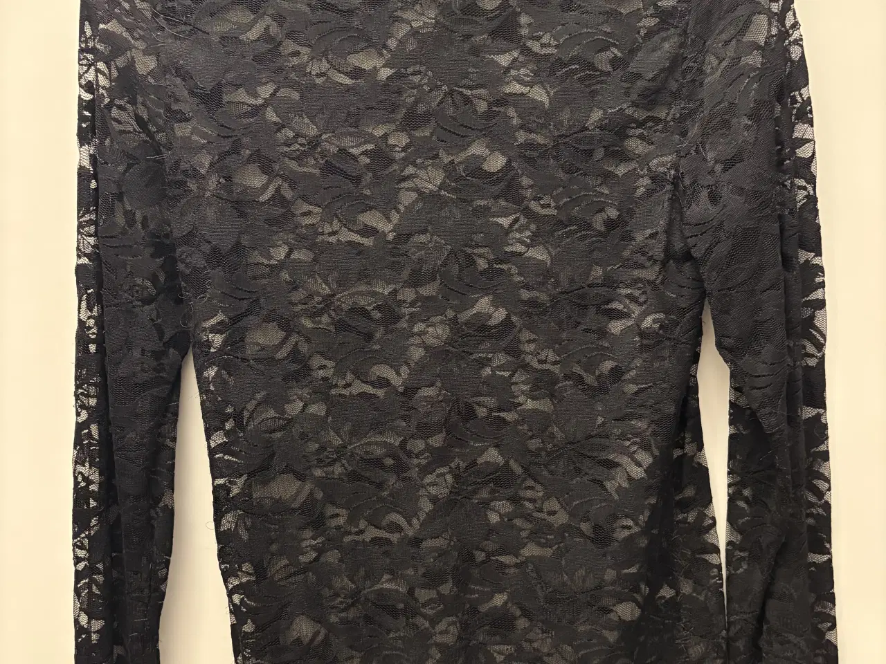 Billede 2 - Gennemsigtig blonde bluse