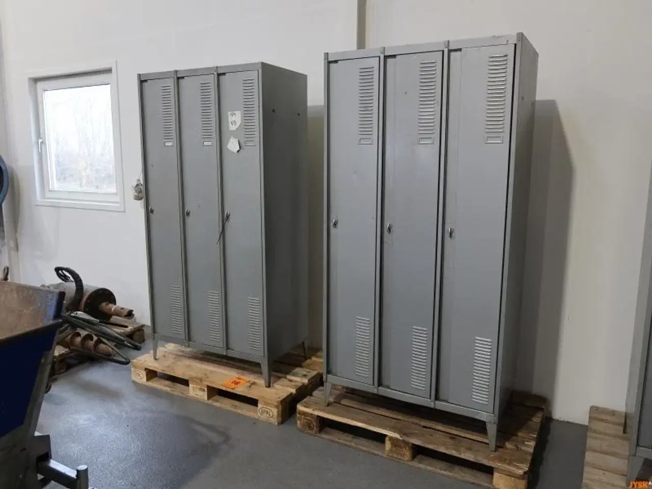 Billede 1 - OMKLÆDNINGSSKAB