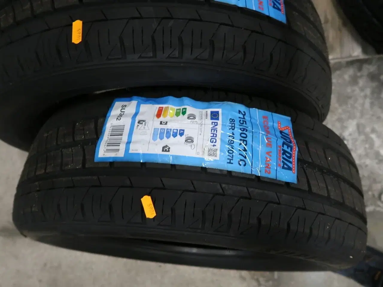 Billede 2 - 2 stk. dæk SUPERIA 215/60R17C