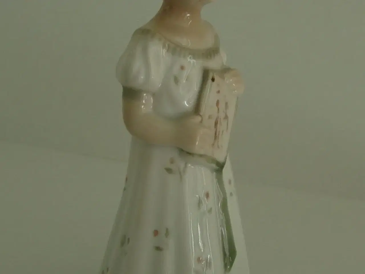 Billede 1 - Lyngby porcelænsfigur pige "Charlotte" 