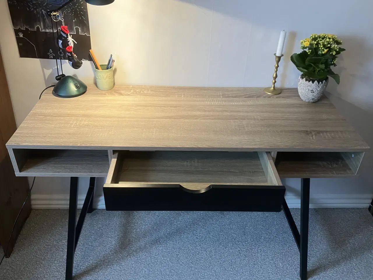 Billede 4 - Funktionelt og pænt skrivebord fra JYSK – næsten i