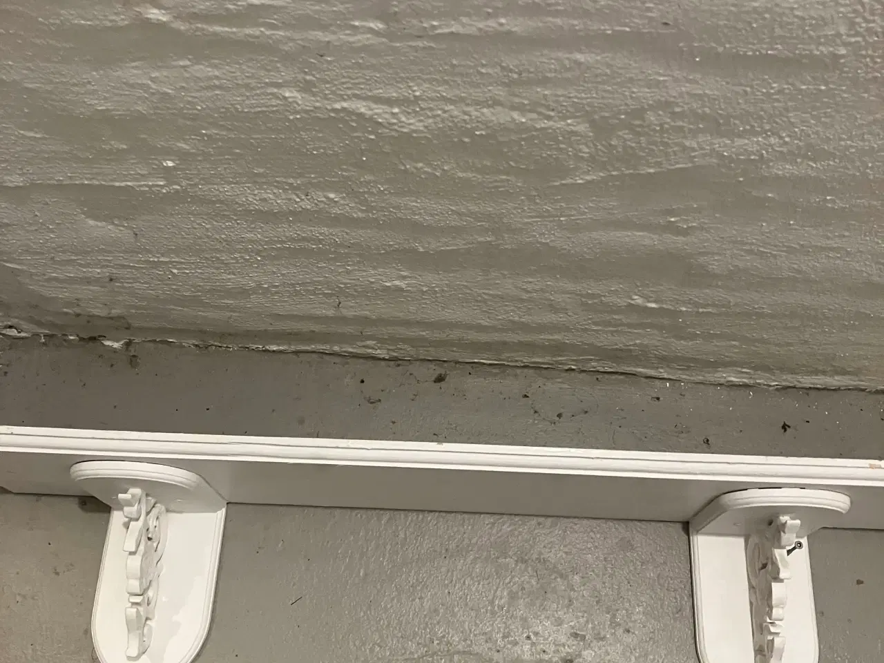 Billede 1 - Hylde i træ med udskæring 