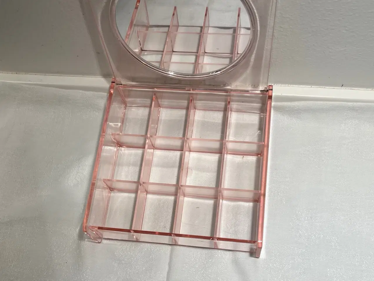 Billede 2 - Almay akrylskrin m. spejl, 2 armbånd og trææske