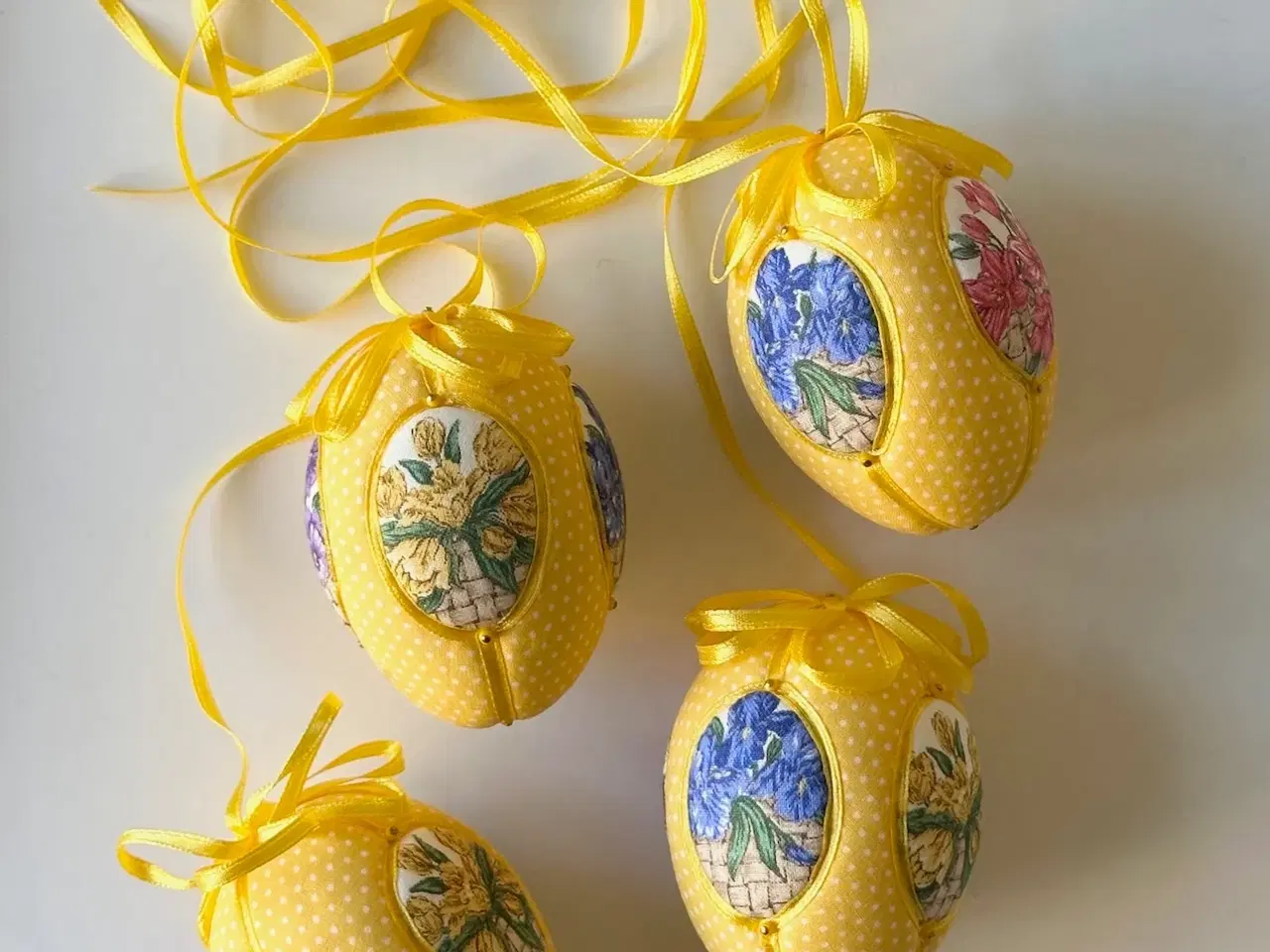 Billede 1 - Mellem påskeæg, gul m blomster, 4 stk samlet