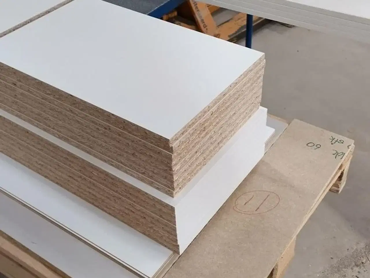 Billede 5 - 4 stk. usamlet højskabe H: 195,2 x B: 50 x D: 34,0 med låge og 16 hylder