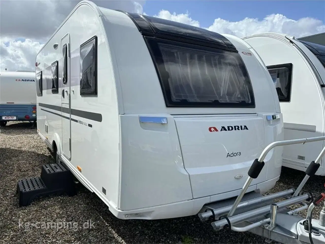 Billede 1 - 2017 - Adria Adora 542 UL   Velholdt enkeltsengsvogn med mover og fortelt. Vognen kan opvejes til 1700 KG