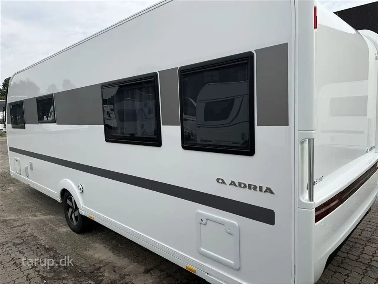 Billede 6 - 2026 - Adria Alpina 613 UT   Enkeltsenge med elevation, ende-badeværelse, rundsidde-gruppe, ALDE varme, panorama-vindue,